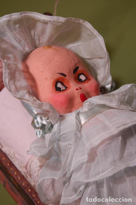 Mu&ntilde;ecas extranjeras: kewpie en cuna de madera - Foto 3