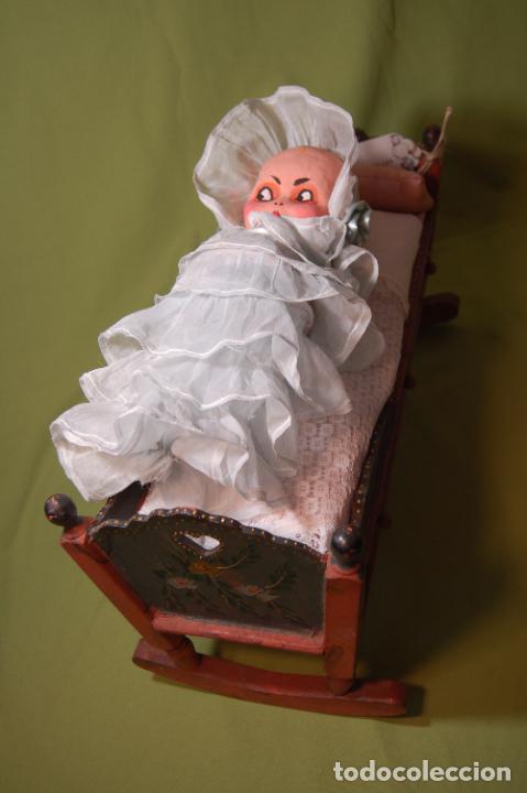 Mu&ntilde;ecas extranjeras: kewpie en cuna de madera - Foto 4