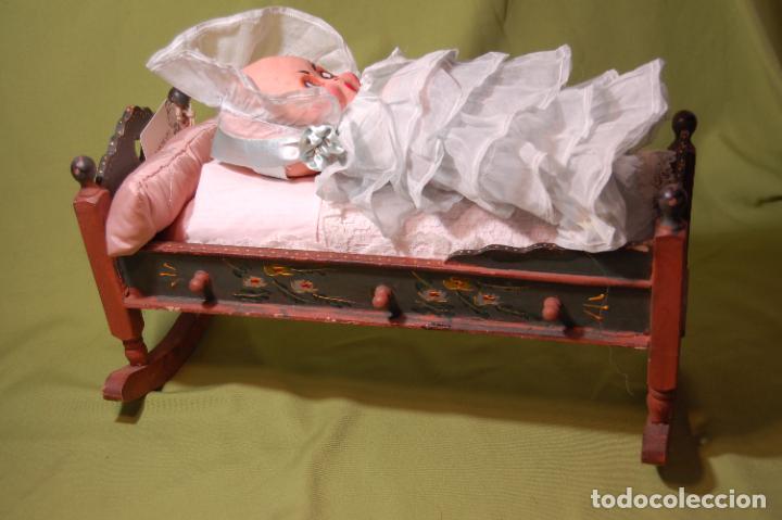 Mu&ntilde;ecas extranjeras: kewpie en cuna de madera - Foto 5