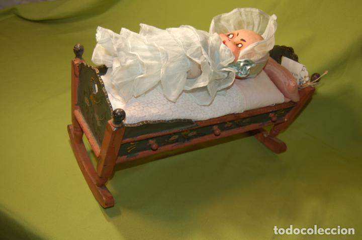 Mu&ntilde;ecas extranjeras: kewpie en cuna de madera - Foto 1