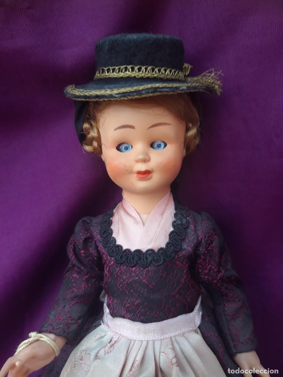 Mu&ntilde;ecas extranjeras: Mu&ntilde;eca souvenir de Austria, hacia 1950. - Foto 3