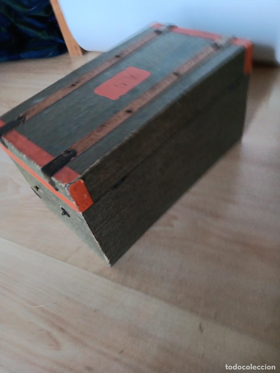 Mu&ntilde;ecas extranjeras: Baul antiguo para mu&ntilde;eca en carton - Foto 2