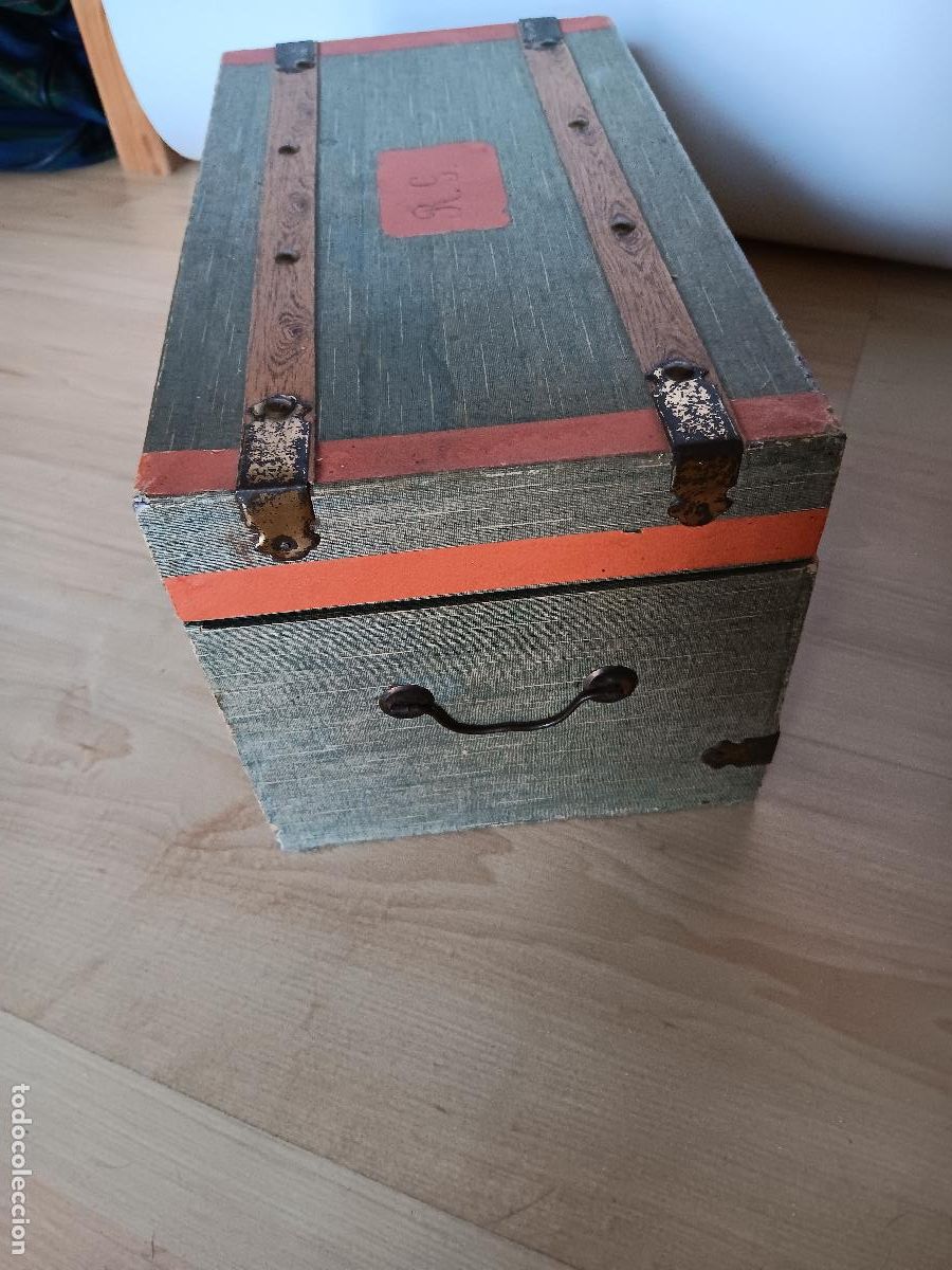 Mu&ntilde;ecas extranjeras: Baul antiguo para mu&ntilde;eca en carton - Foto 3