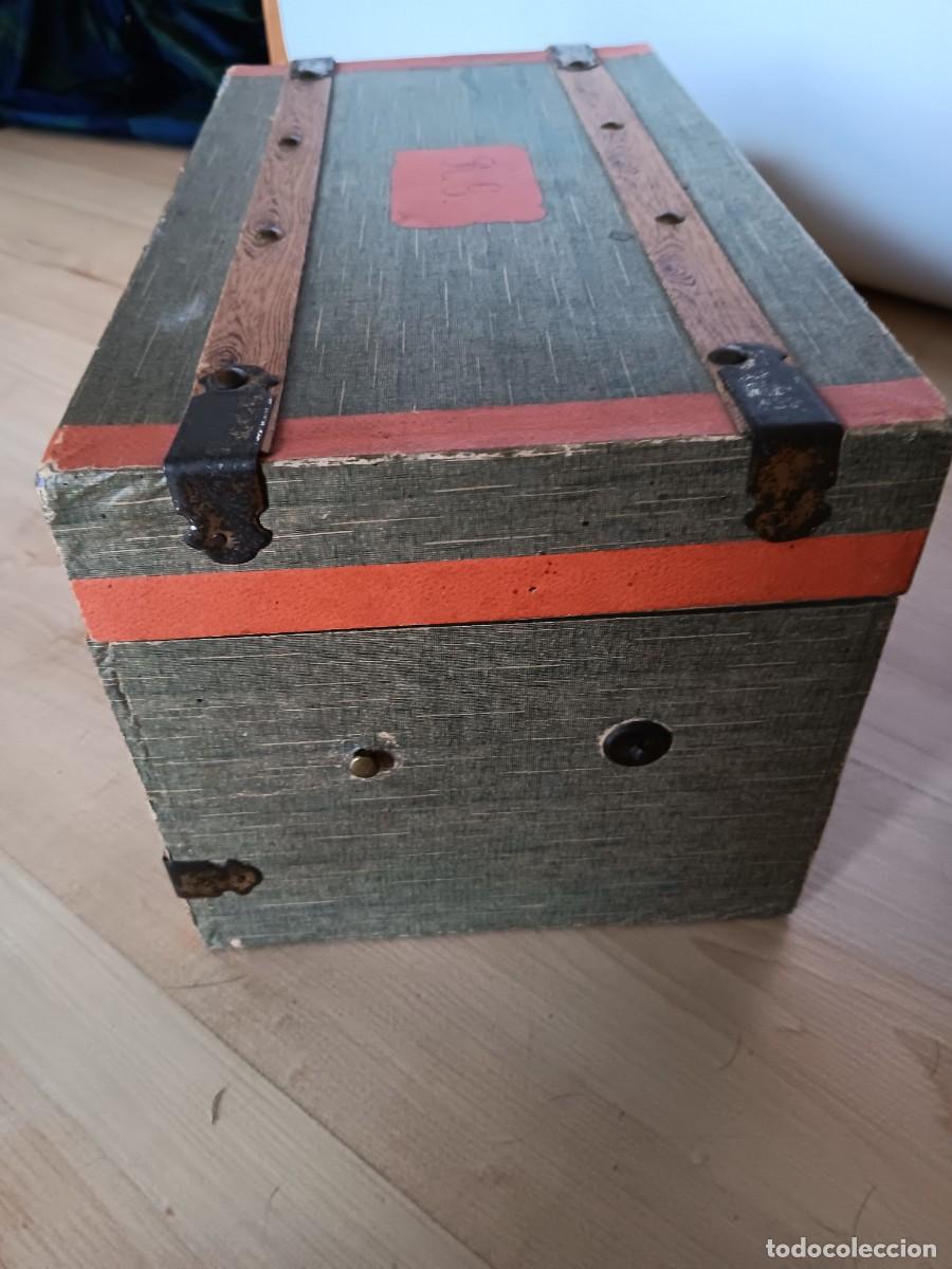 Mu&ntilde;ecas extranjeras: Baul antiguo para mu&ntilde;eca en carton - Foto 4
