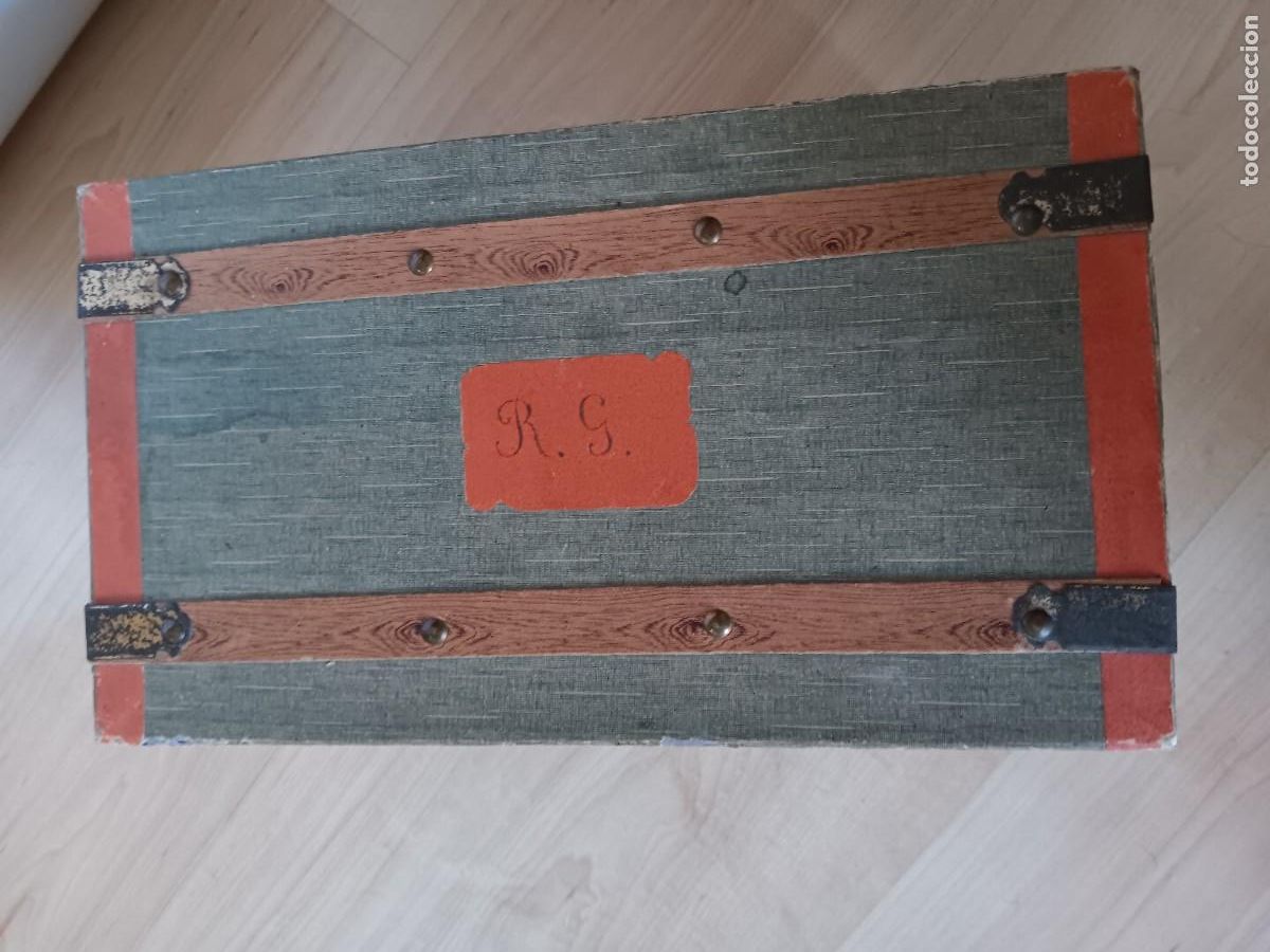Mu&ntilde;ecas extranjeras: Baul antiguo para mu&ntilde;eca en carton - Foto 5