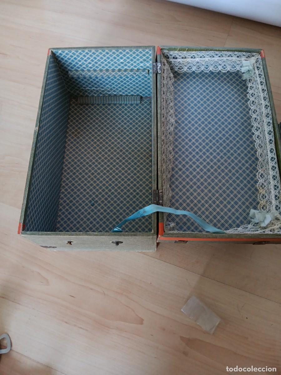 Mu&ntilde;ecas extranjeras: Baul antiguo para mu&ntilde;eca en carton - Foto 7