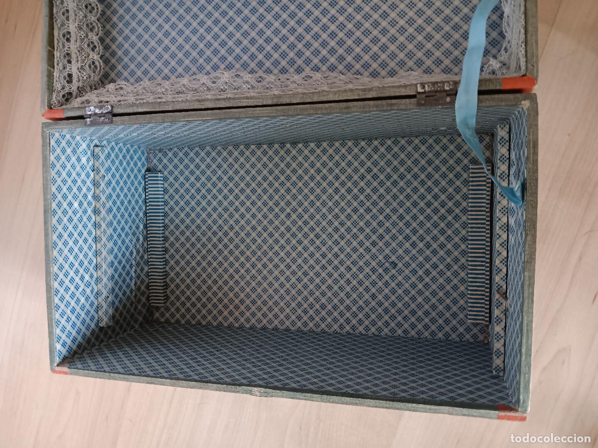 Mu&ntilde;ecas extranjeras: Baul antiguo para mu&ntilde;eca en carton - Foto 8