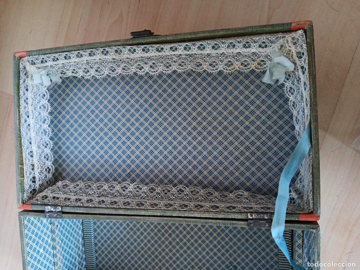 Mu&ntilde;ecas extranjeras: Baul antiguo para mu&ntilde;eca en carton - Foto 9