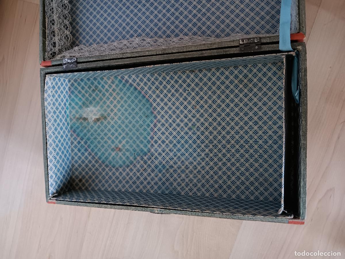 Mu&ntilde;ecas extranjeras: Baul antiguo para mu&ntilde;eca en carton - Foto 10