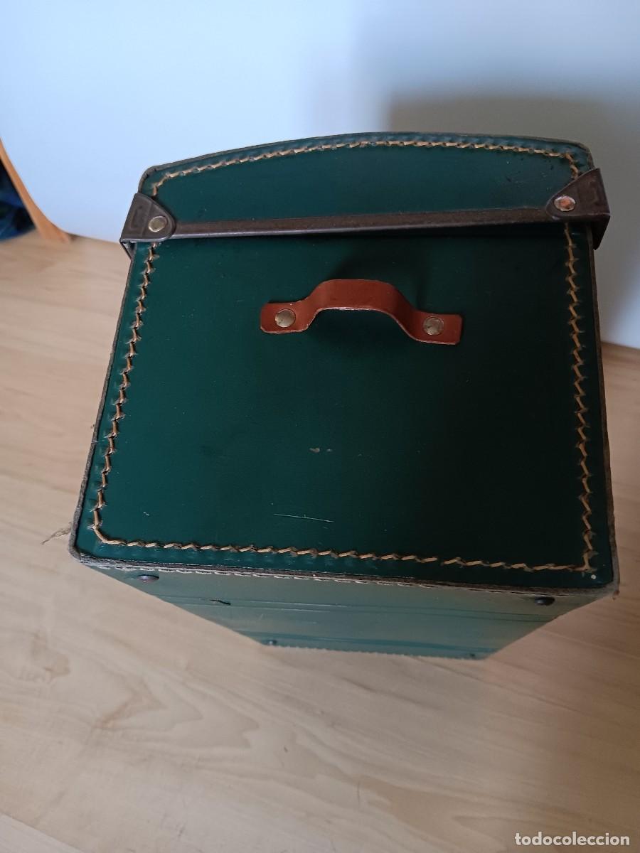Mu&ntilde;ecas extranjeras: Baul antiguo para mu&ntilde;eca en carton - Foto 3