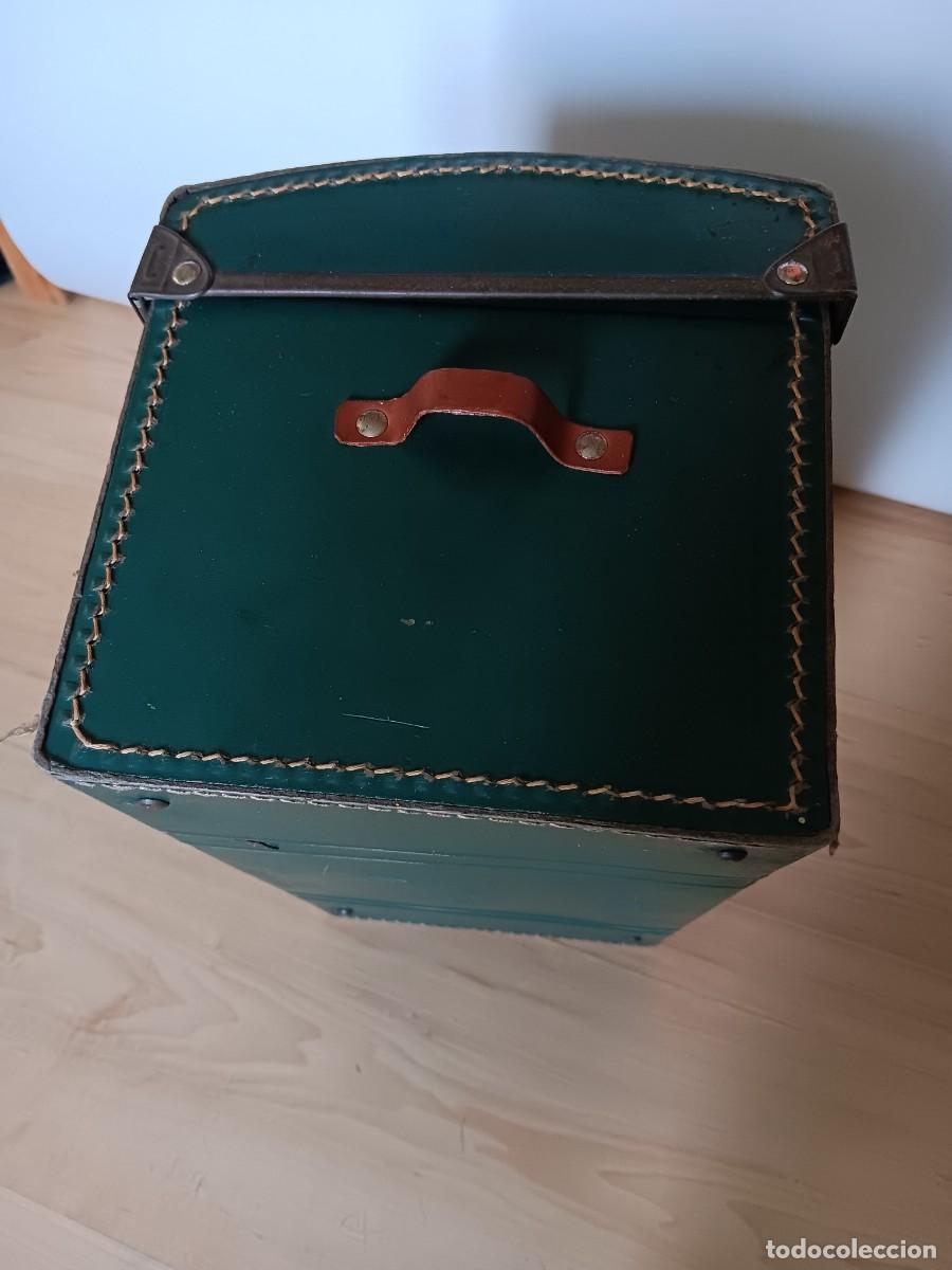 Mu&ntilde;ecas extranjeras: Baul antiguo para mu&ntilde;eca en carton - Foto 4