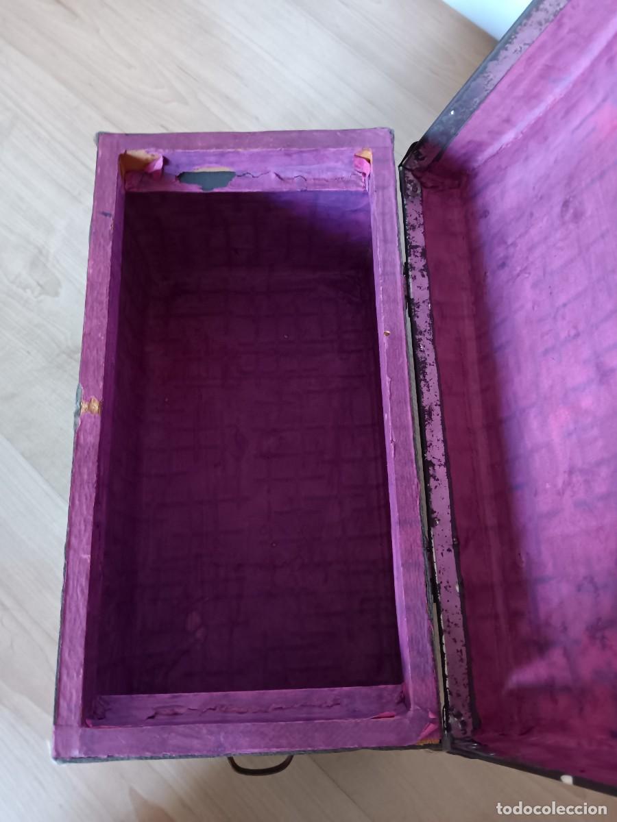 Mu&ntilde;ecas extranjeras: Baul antiguo para mu&ntilde;eca en carton - Foto 7