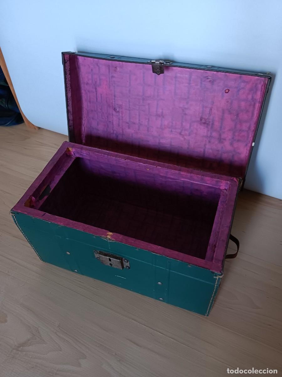 Mu&ntilde;ecas extranjeras: Baul antiguo para mu&ntilde;eca en carton - Foto 8