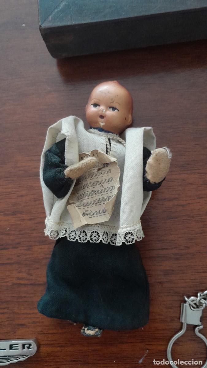 Mu&ntilde;ecas extranjeras: Mu&ntilde;eco monaguillo antiguo - Foto 1