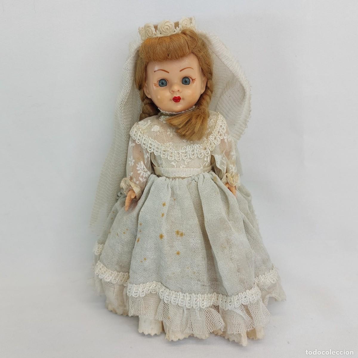 Mu&ntilde;ecas extranjeras: MU&Ntilde;ECA DE CELULOIDE VESTIDA DE COMUNION. 18cm. - Foto 1