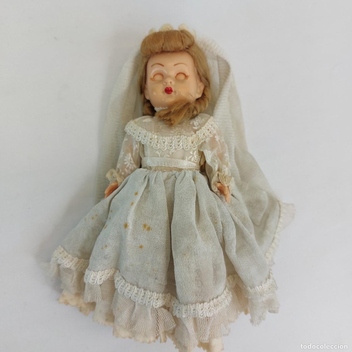 Mu&ntilde;ecas extranjeras: MU&Ntilde;ECA DE CELULOIDE VESTIDA DE COMUNION. 18cm. - Foto 3