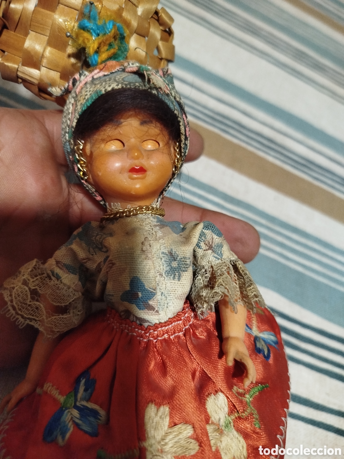 Mu&ntilde;ecas extranjeras: Antigua mu&ntilde;eca con hijo durmiente - Foto 2