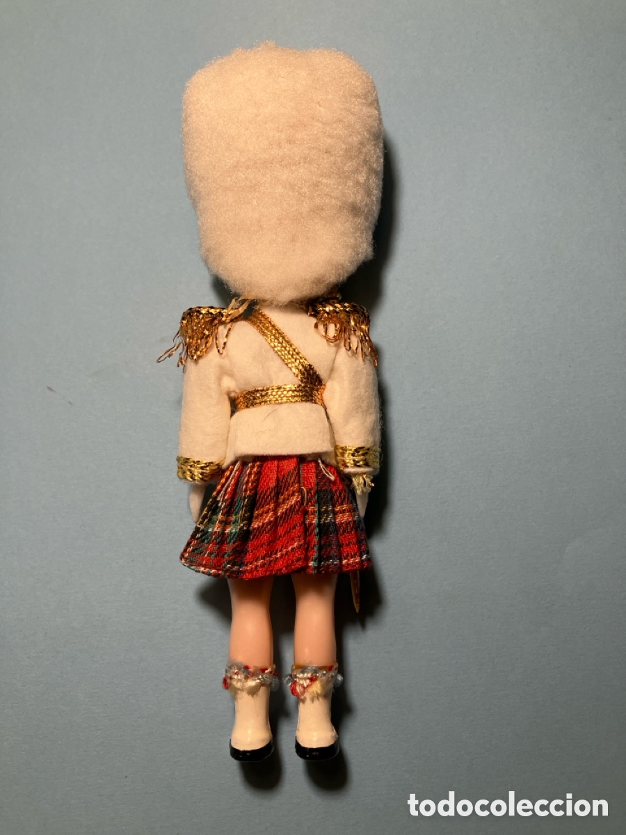Mu&ntilde;ecas extranjeras: Mu&ntilde;eca antigua de la guardia real escocesa. - Foto 2
