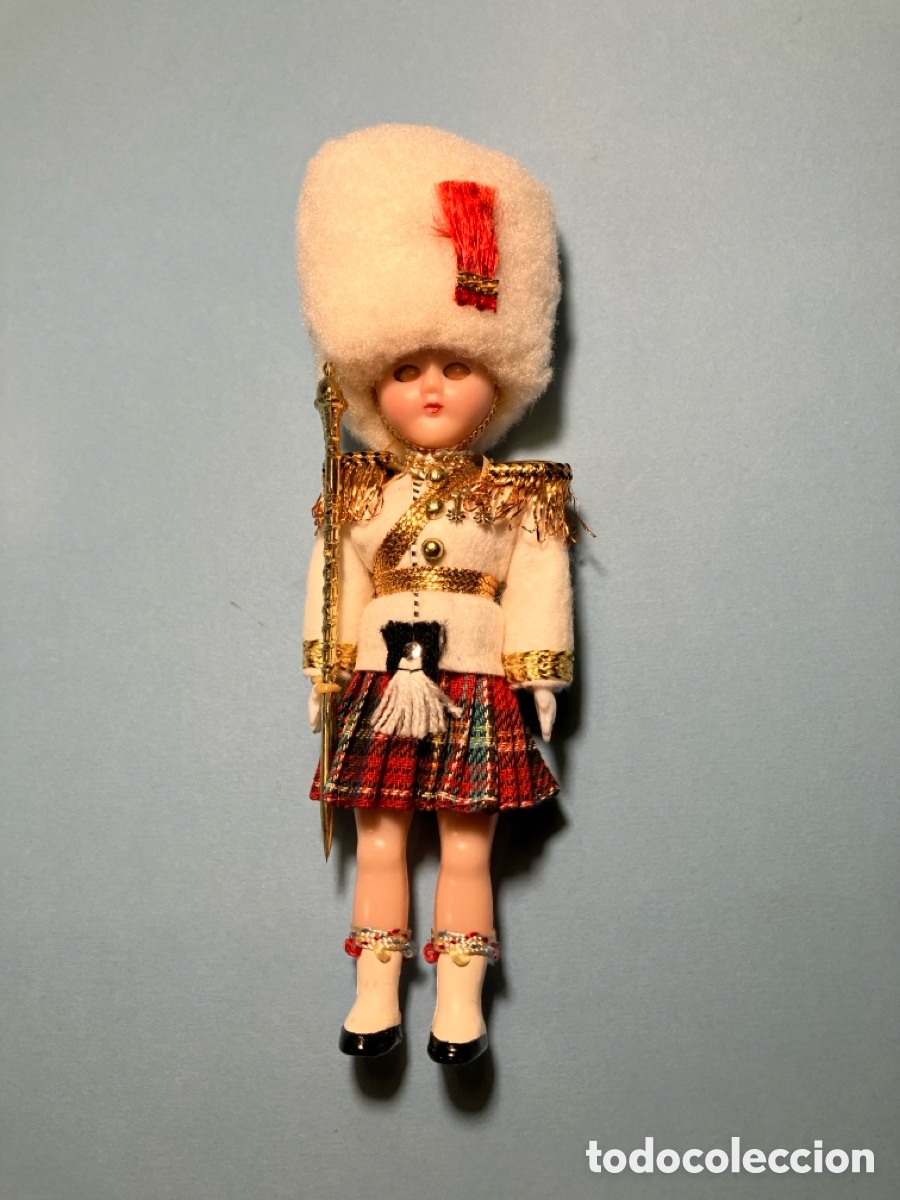 Mu&ntilde;ecas extranjeras: Mu&ntilde;eca antigua de la guardia real escocesa. - Foto 3