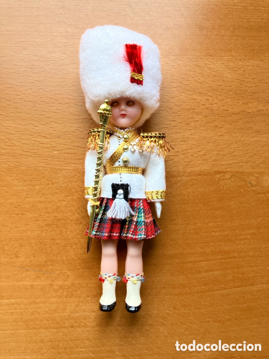 Mu&ntilde;ecas extranjeras: Mu&ntilde;eca antigua de la guardia real escocesa. - Foto 4