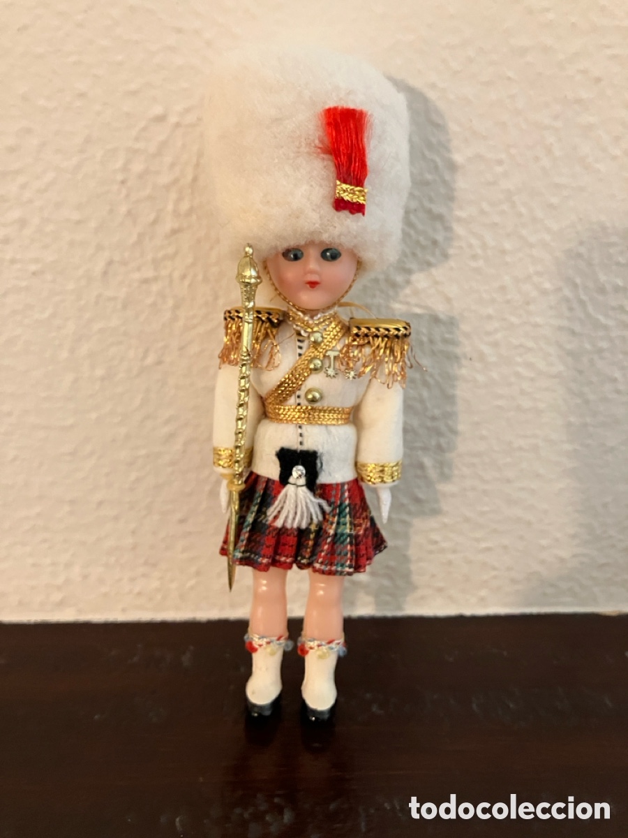 Mu&ntilde;ecas extranjeras: Mu&ntilde;eca antigua de la guardia real escocesa. - Foto 1