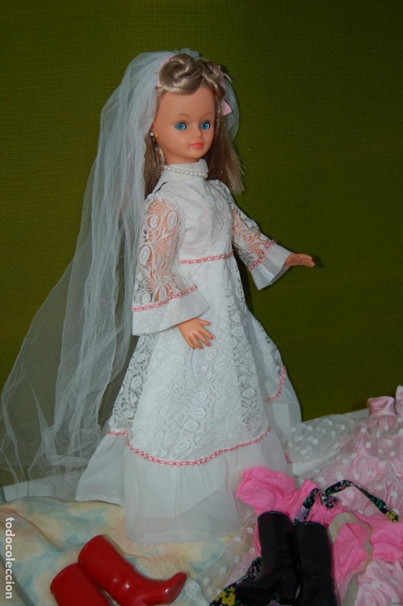 Mu&ntilde;ecas extranjeras: lote de mu&ntilde;eca cathy de bella y vestidos - Foto 3
