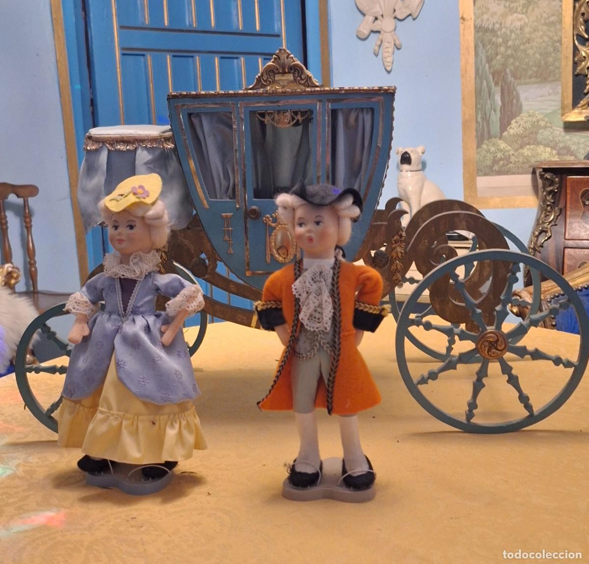 Mu&ntilde;ecas extranjeras: Carroza de madera y personajes rococo, juguetes
