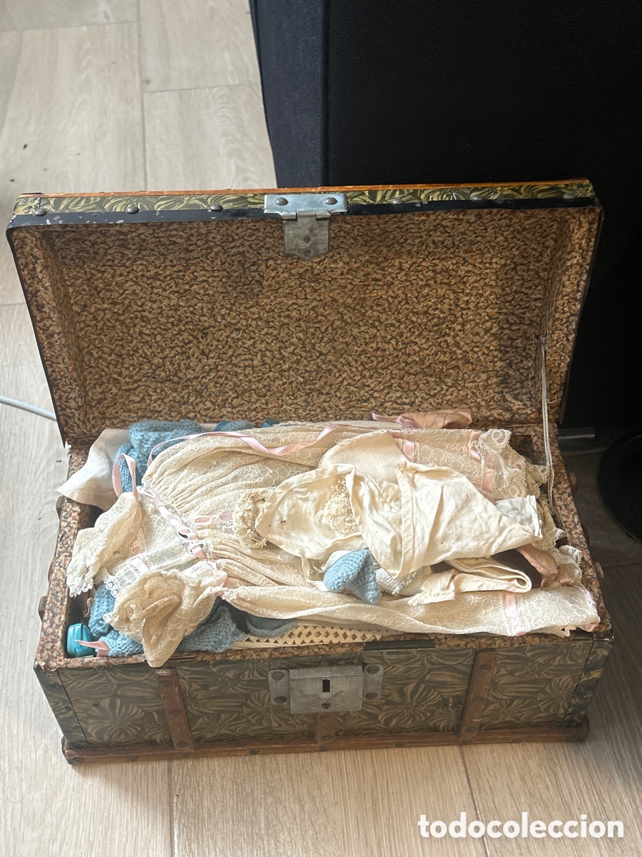 Mu&ntilde;ecas extranjeras: Caja antigua de vestido de mu&ntilde;eca - Foto 1