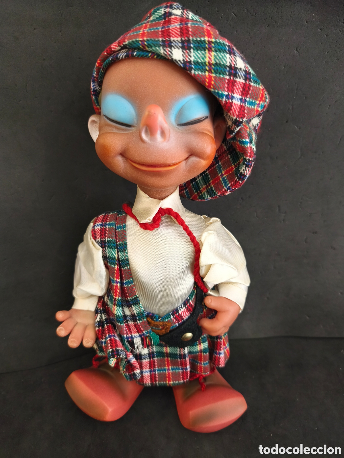 Mu&ntilde;ecas Extranjeras: MU&Ntilde;ECO DE GOMA CON ATUENDO DE IRLANDES O ESCOCES.