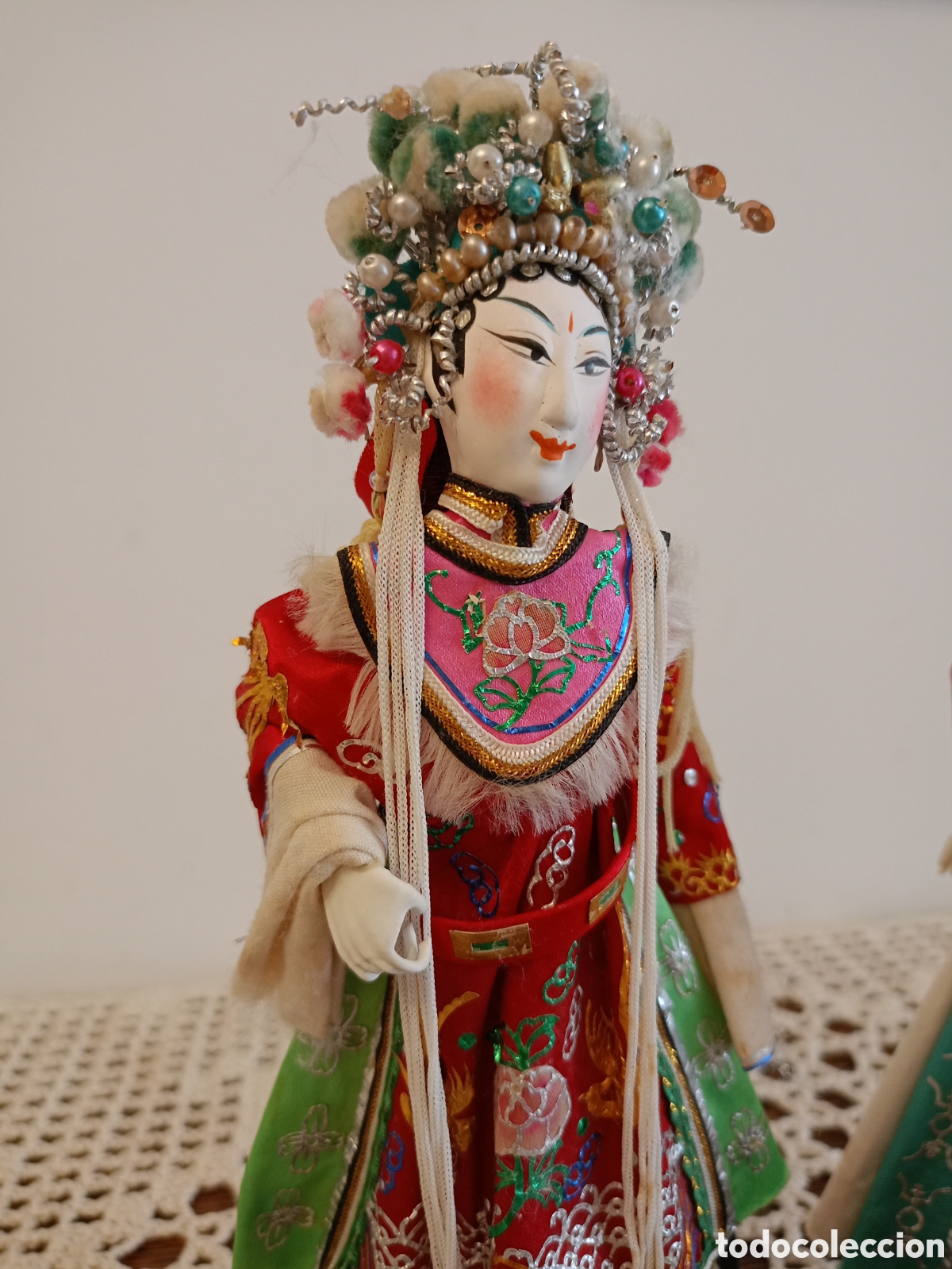 Mu&ntilde;ecas extranjeras: Mu&ntilde;ecos Opera China en peana de madera - Foto 2