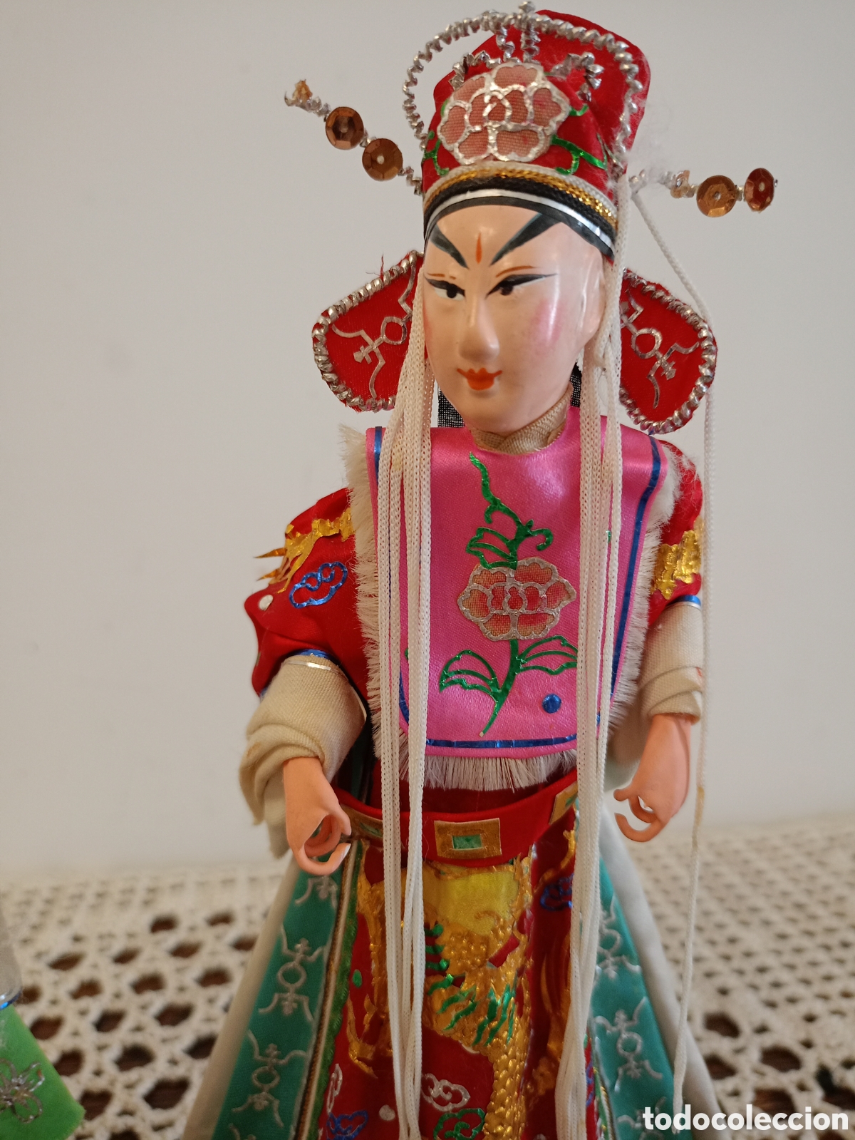 Mu&ntilde;ecas extranjeras: Mu&ntilde;ecos Opera China en peana de madera - Foto 3