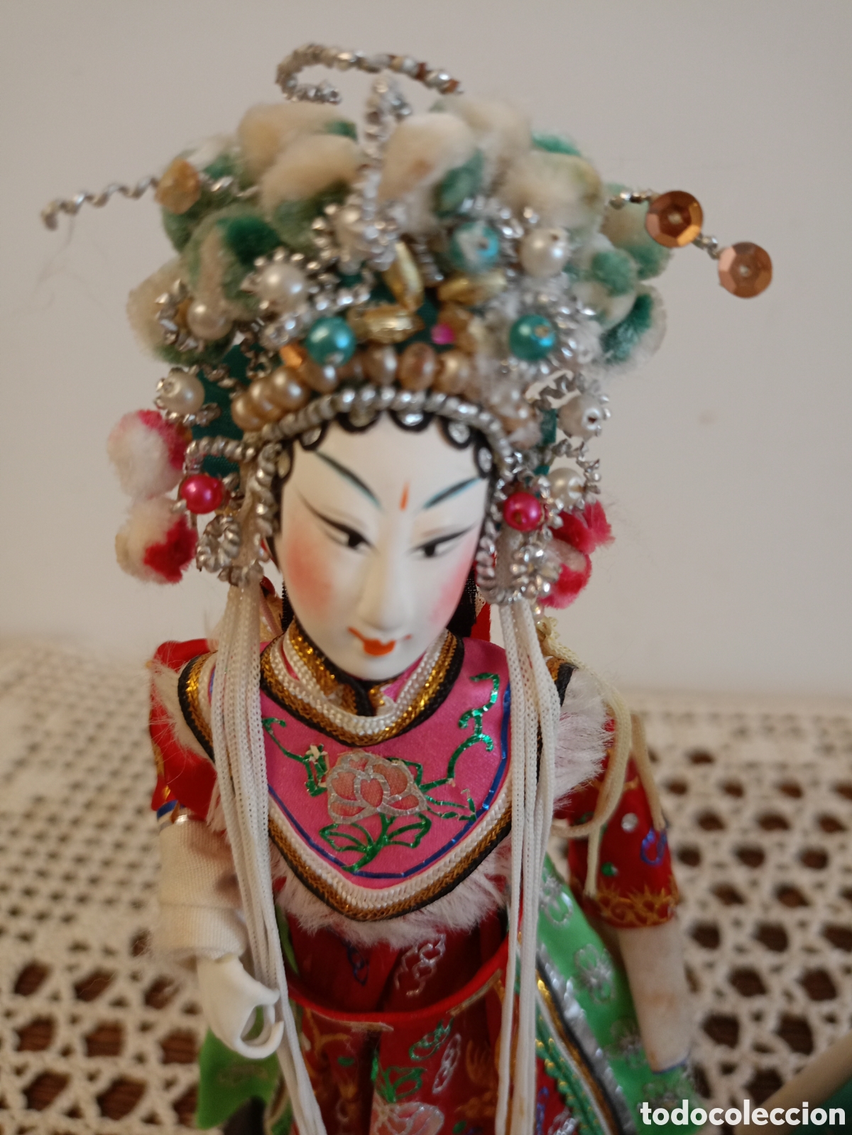 Mu&ntilde;ecas extranjeras: Mu&ntilde;ecos Opera China en peana de madera - Foto 4