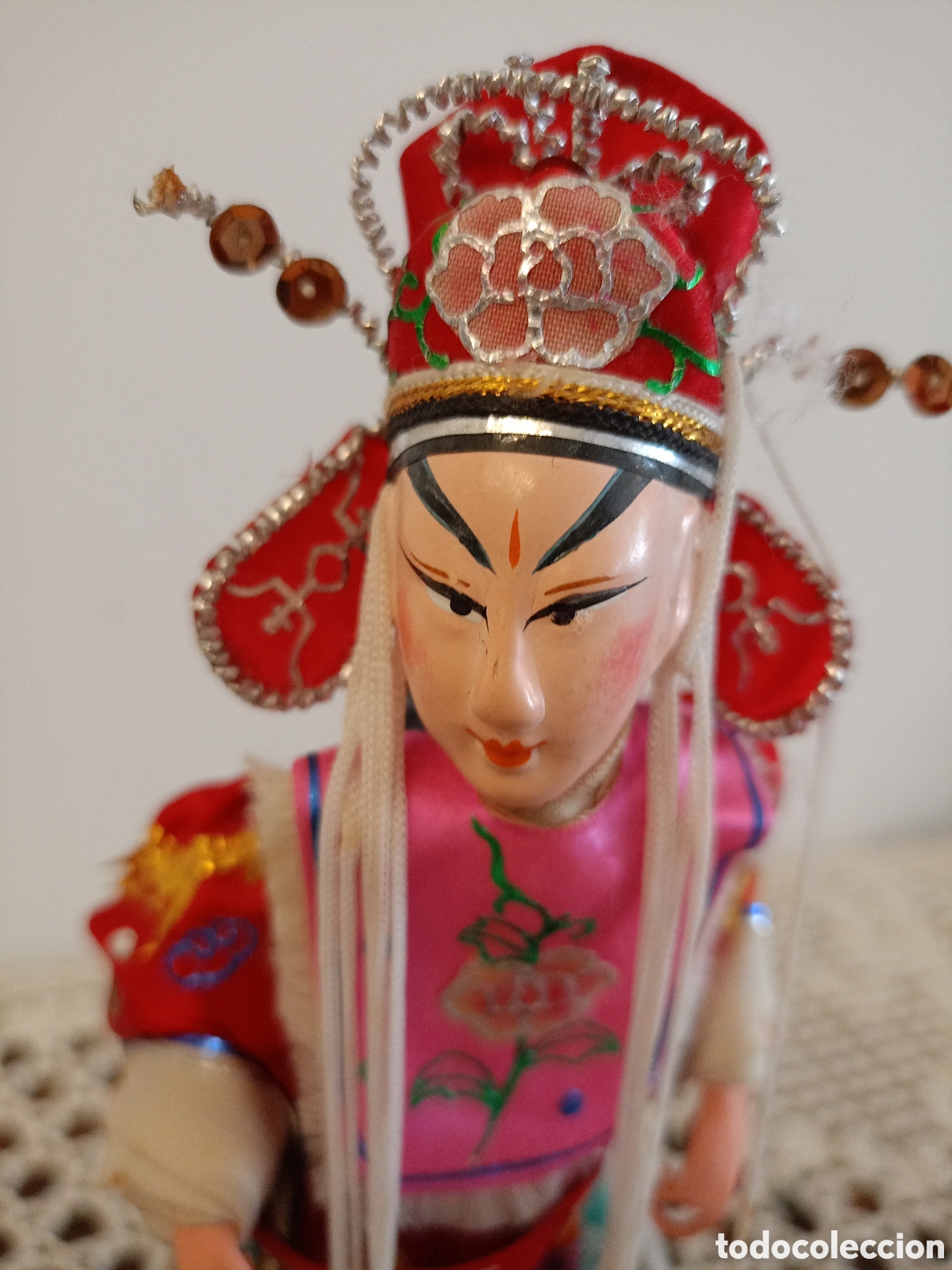 Mu&ntilde;ecas extranjeras: Mu&ntilde;ecos Opera China en peana de madera - Foto 5