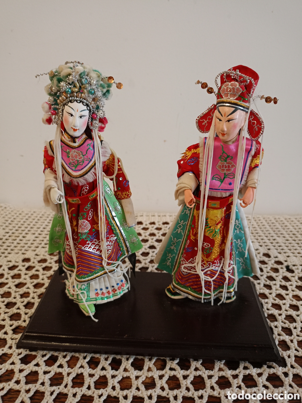 Mu&ntilde;ecas Extranjeras: Mu&ntilde;ecos Opera China en peana de madera