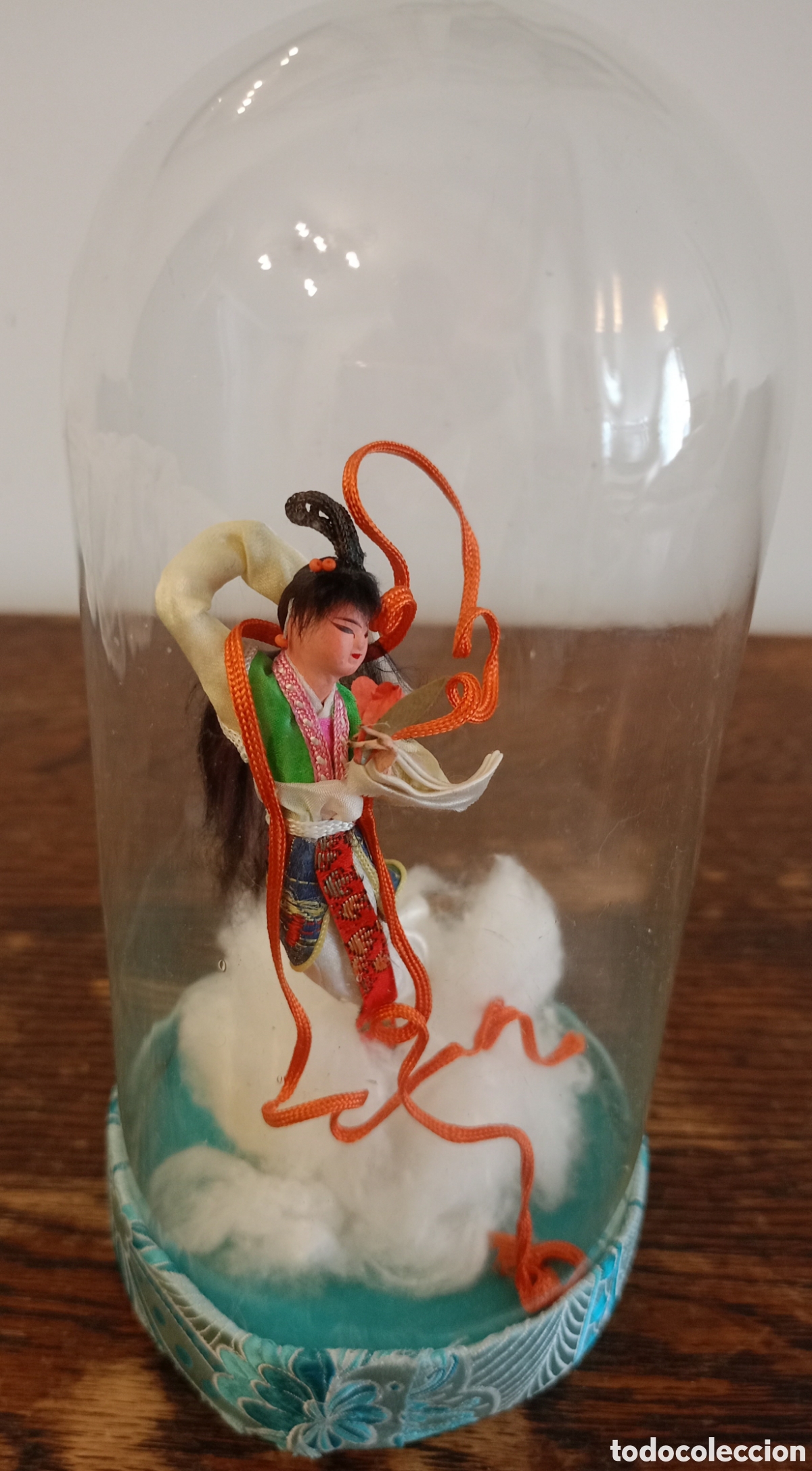 Mu&ntilde;ecas Extranjeras: Mu&ntilde;eca en fanal de cristal Zhinu (La Tejedora)