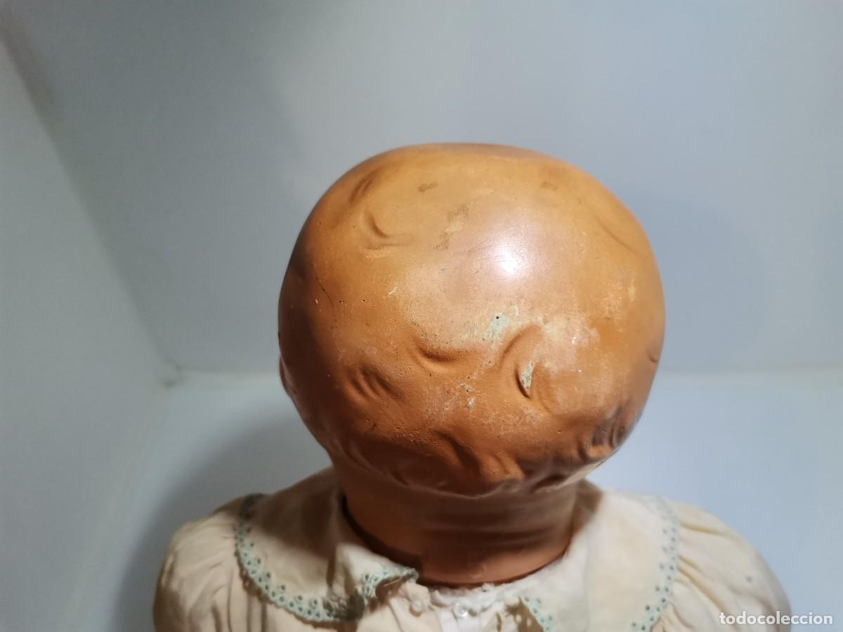 Mu&ntilde;ecas extranjeras: mu&ntilde;eca antigua de carton piedra - Foto 9