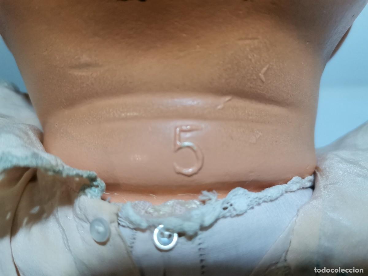 Mu&ntilde;ecas extranjeras: mu&ntilde;eca antigua de carton piedra - Foto 10