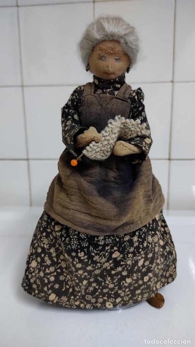 Mu&ntilde;ecas Extranjeras: Antigua mu&ntilde;eca de tela, anciana japonesa haciendo ganchillo