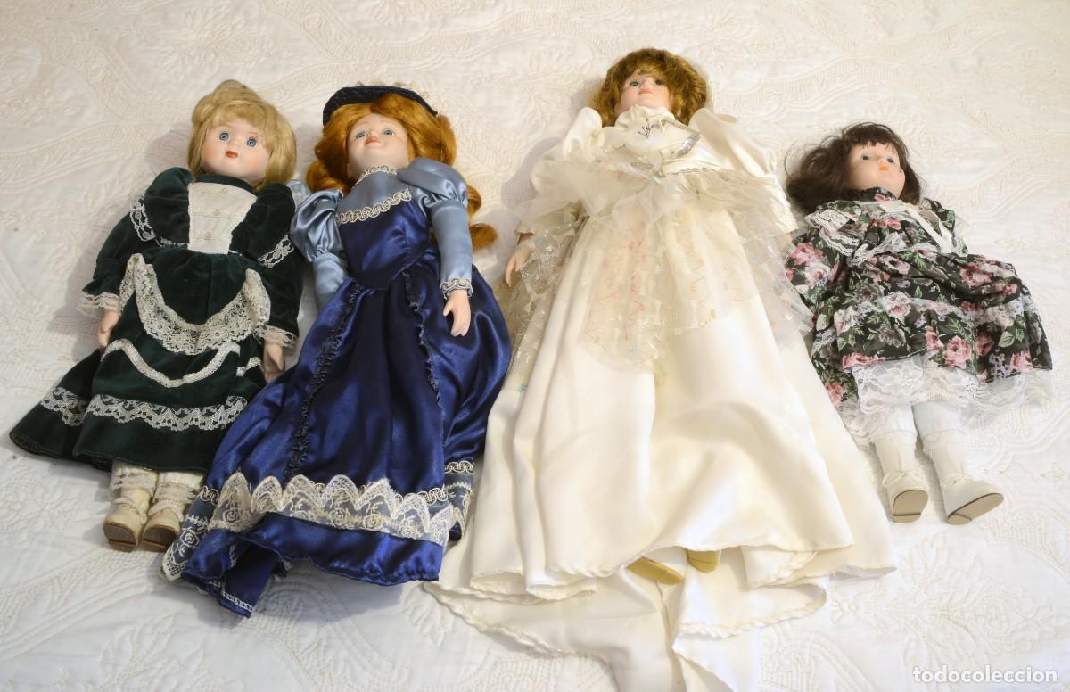 Mu&ntilde;ecas Extranjeras: LOTE DE 4 CUATRO MU&Ntilde;ECAS ANTIGUAS VESTIDAS CON TRAJES DE &Eacute;POCA
