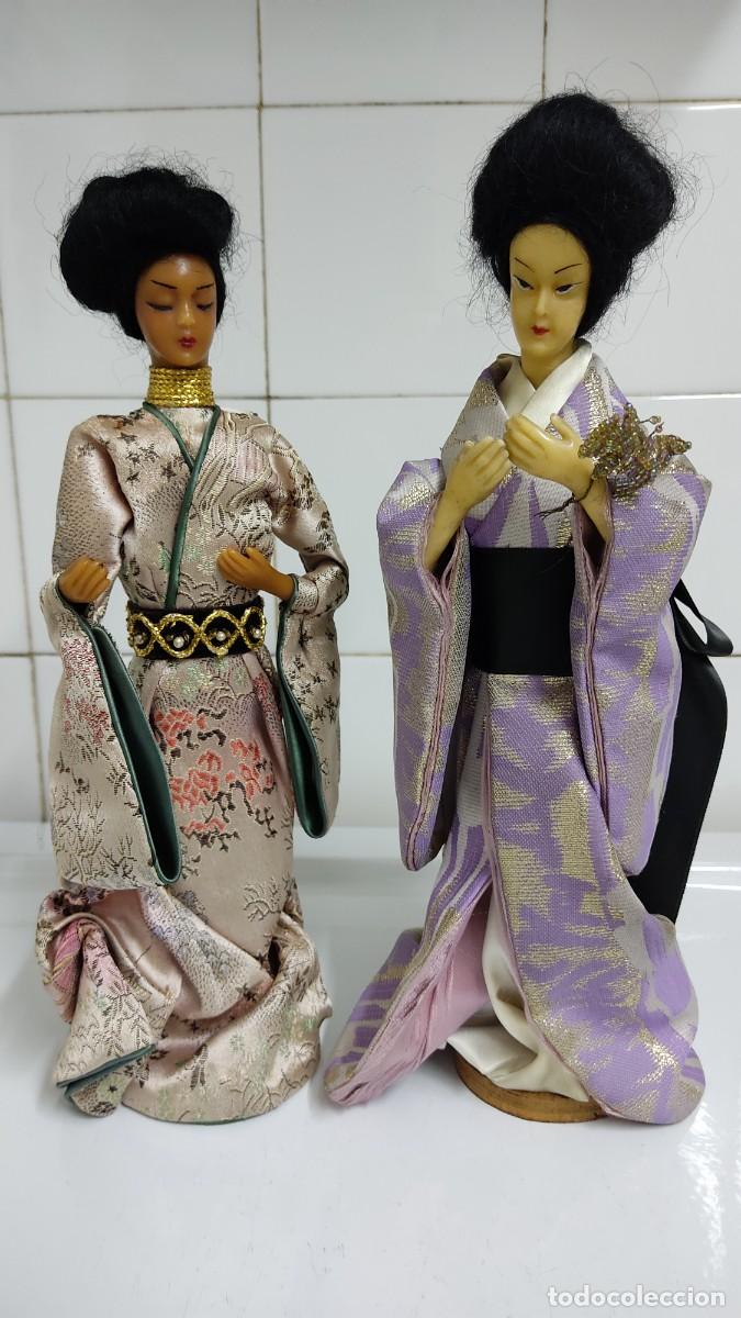 Mu&ntilde;ecas Extranjeras: Pareja de antiguas mu&ntilde;ecas geishas de cera
