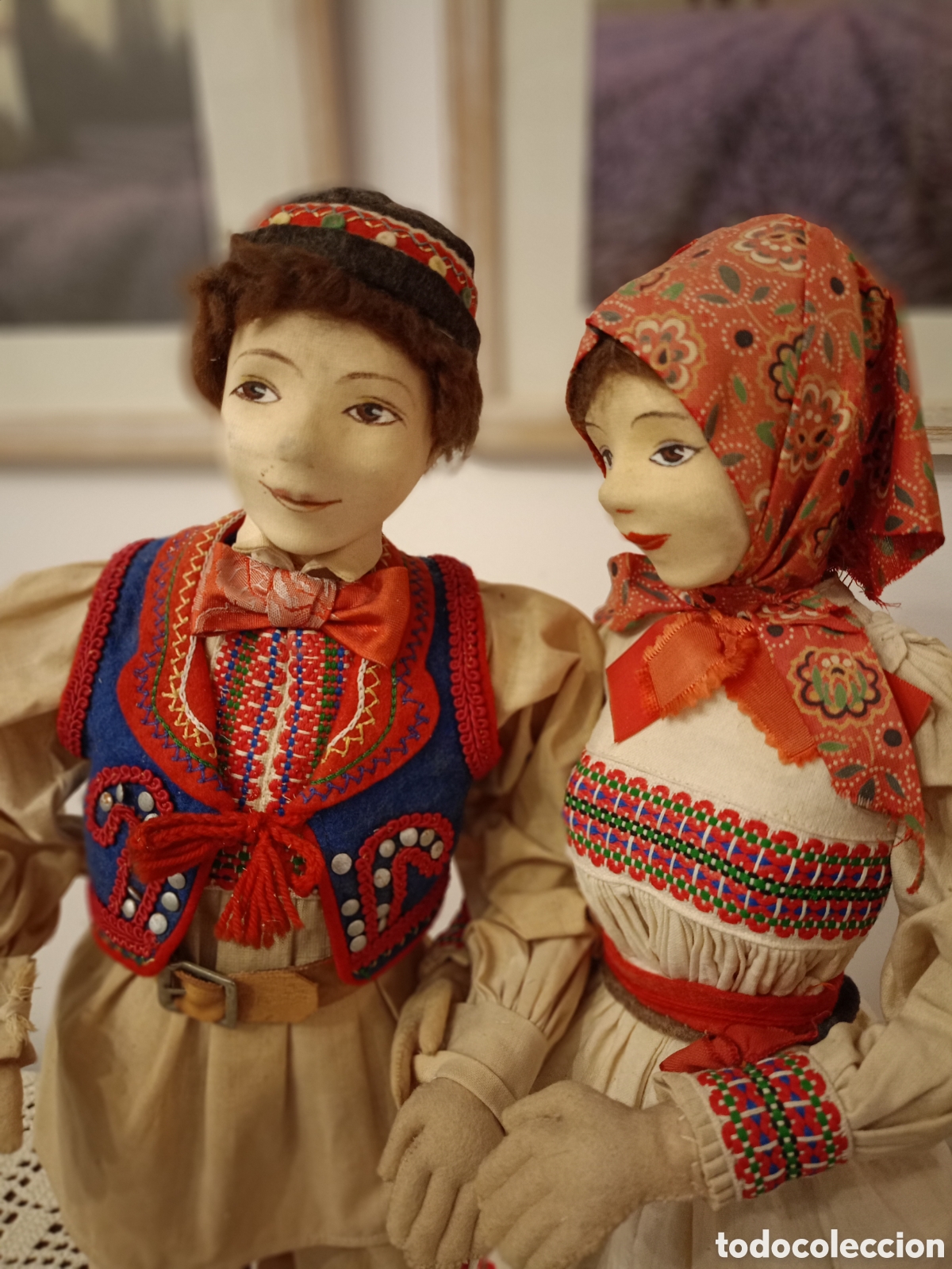 Mu&ntilde;ecas Extranjeras: Antigua pareja de mu&ntilde;ecos estilo Lenci de los a&ntilde;os 30 con indumentaria de los Balcanes