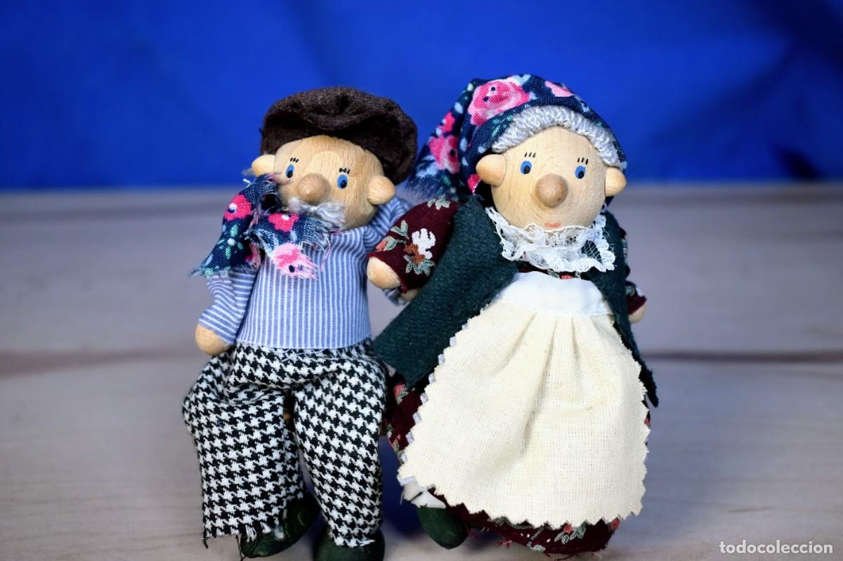 Mu&ntilde;ecas Extranjeras: Pareja de abuelitos de madera sentados en banco de madera a&ntilde;os 60