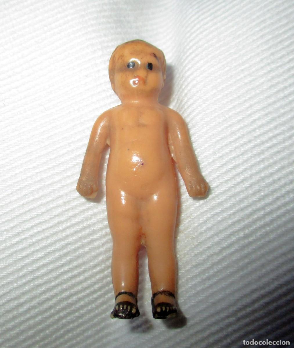 Mu&ntilde;ecas extranjeras: MUY RARO MU&Ntilde;ECO ALEM&Aacute;N EN MINIATURA (4 CMS.). N&ordm; 4 EN LA ESPALDA. PINTADO A MANO. FINALES SIGLO XIX.