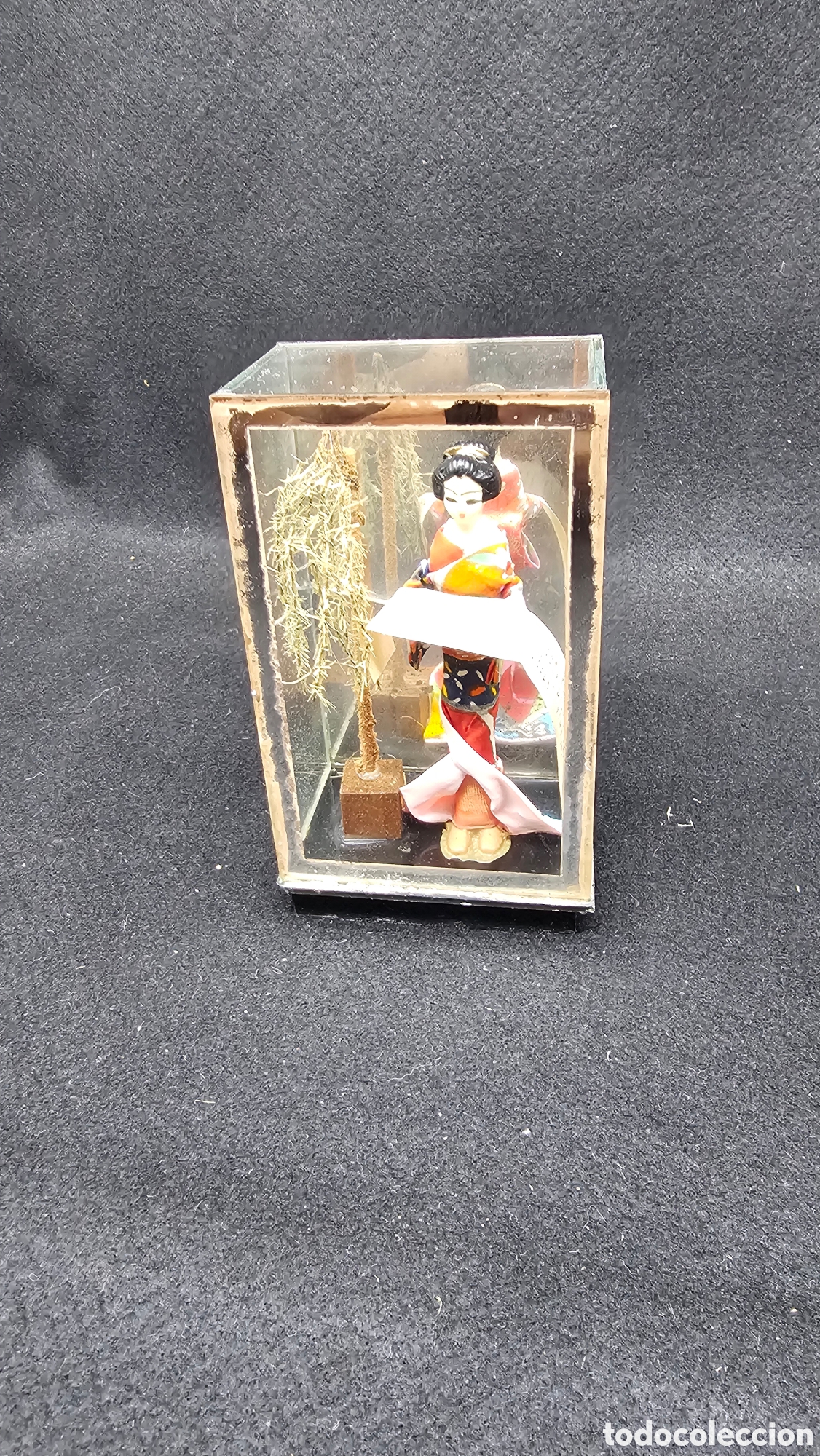 Mu&ntilde;ecas extranjeras: Antigua Geisha japonesa en vitrina