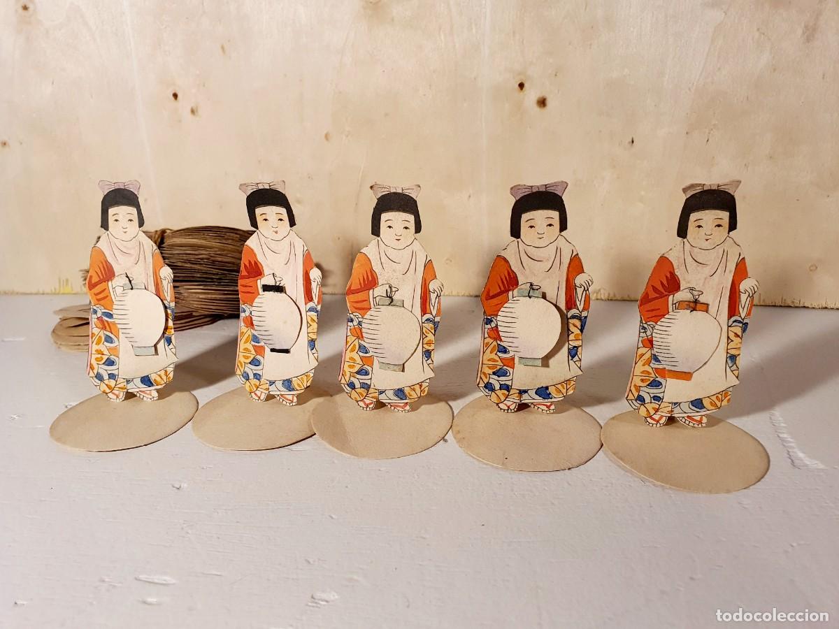 Mu&ntilde;ecas extranjeras: Lote de antiguas figuras de cart&oacute;n, China, Jap&oacute;n.