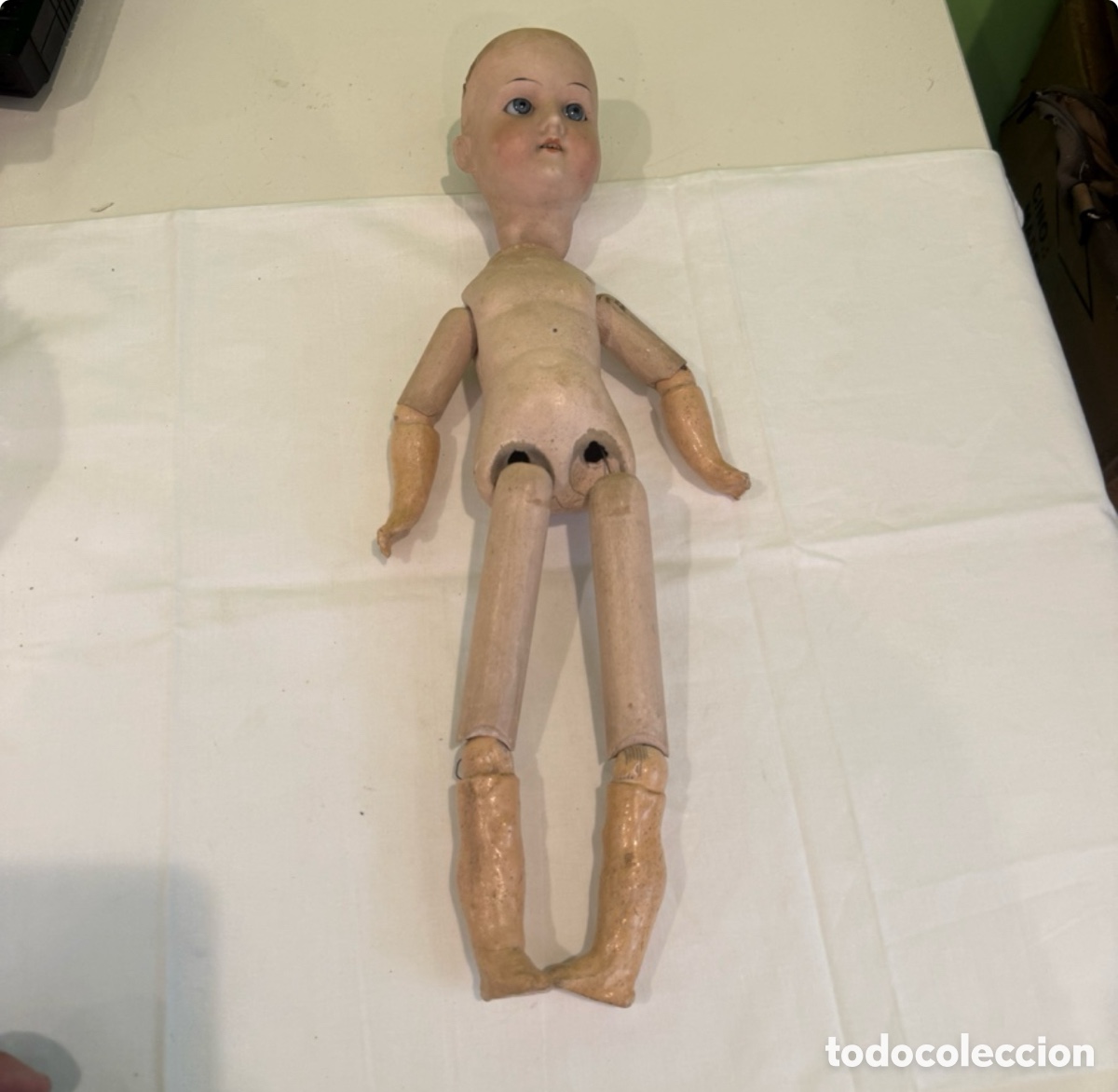Mu&ntilde;ecas extranjeras: Mu&ntilde;eca antigua de composici&oacute;n con ojos de cristal y cuerpo articulado. Principios del siglo XX