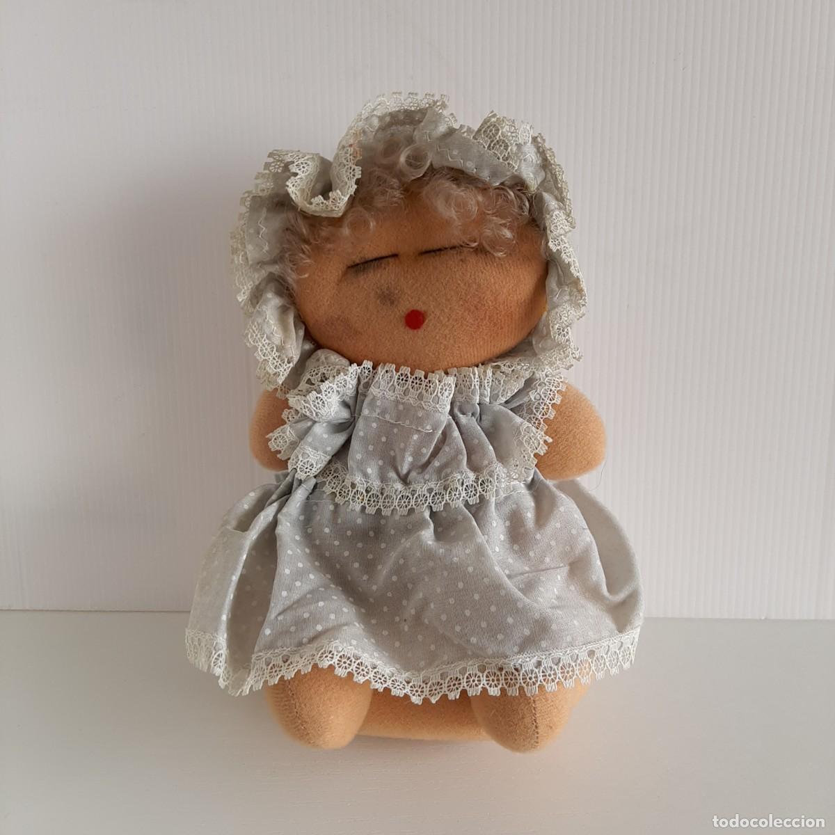 Mu&ntilde;ecas extranjeras: Bambola in panno con carillon funzionante Carica manuale Movimento della testa Vintage