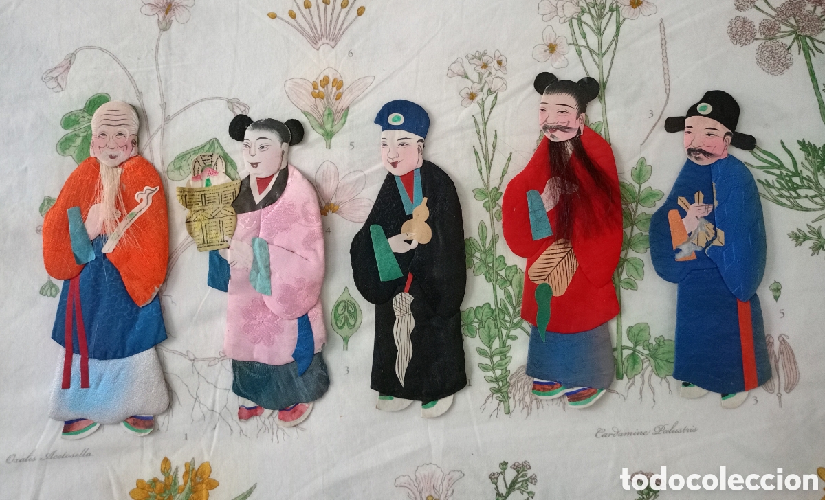 Mu&ntilde;ecas extranjeras: Lote de 5 Inmortales Tao&iacute;stas &ndash; Apliques de Seda y Papel de la dinast&iacute;a Qing Finales del siglo XIX
