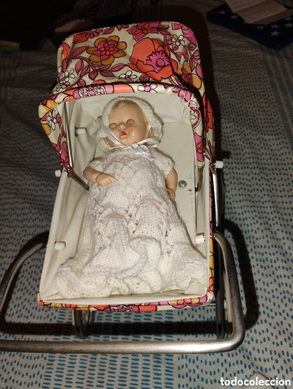 Mu&ntilde;ecas extranjeras: &diams;Lote Vintage Colecci&oacute;n: Mu&ntilde;eco Rosebud (A&ntilde;os 50) + Cochecito Canastilla (A&ntilde;os 70)