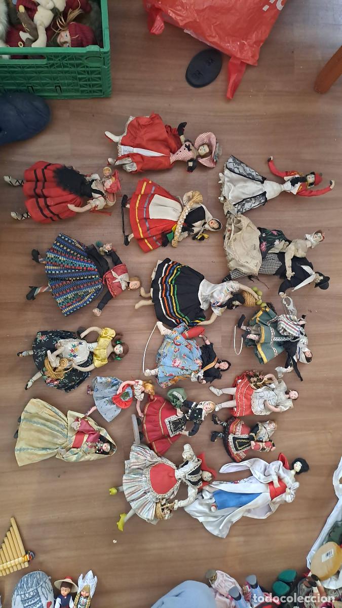 Mu&ntilde;ecas extranjeras: Colecci&oacute;n 56 mu&ntilde;ecas antiguas traje regional del mundo &middot; a&ntilde;os 60-70 &middot; reunida en esperanto
